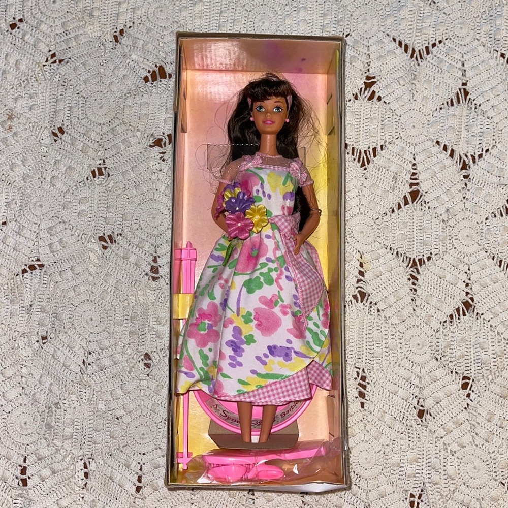 Spring Petals Barbie Doll Brunette Avon Special Edition Collectible 1996 Boxed